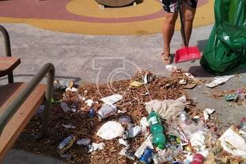 Jinámar coge la pala y la escoba/TA.